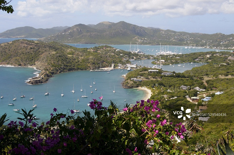 从雪莉高地俯瞰纳尔逊船坞，安提瓜岛，背风群岛，西印度群岛，加勒比海，中美洲图片素材