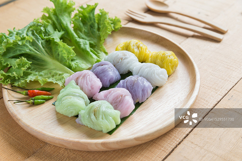 木质背景上的蒸米皮饺子图片素材