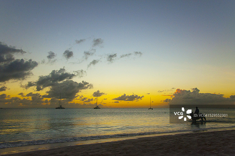 在海滩骑行图片素材