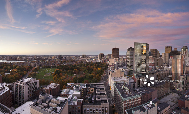 城市花园的俯视角度照片，美国马萨诸塞州波士顿金融区波士顿公共花园图片素材