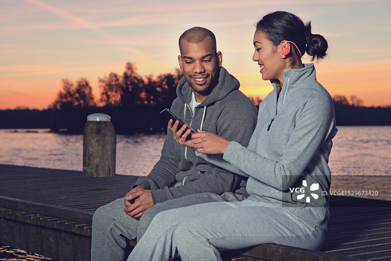 在早晨锻炼时微笑的多元种族夫妇图片素材