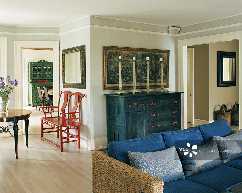 客厅里的彩绘家具图片素材