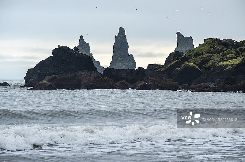 冰岛维克附近大西洋的悬崖和岩石地貌图片素材