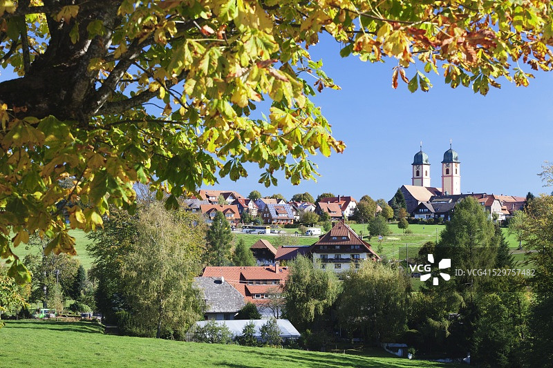秋季克洛斯特基切教堂，位于德国巴登-符腾堡州黑森林地区圣马尔根图片素材