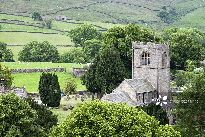 英国约克郡沃夫代尔伯恩萨尔村的圣威尔弗里德教堂图片素材