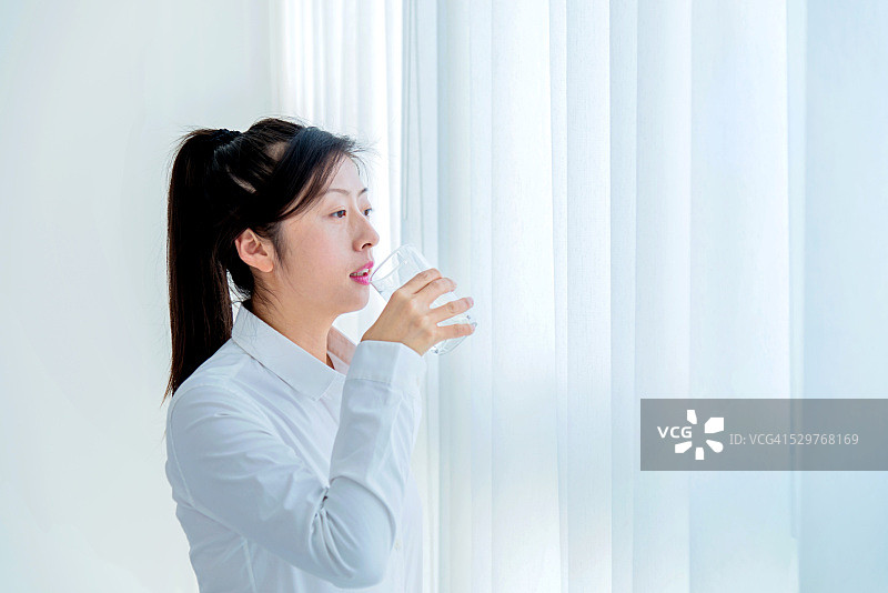 女人喝水图片素材