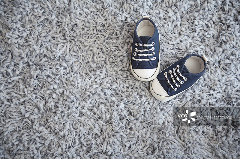一对婴儿运动鞋图片素材