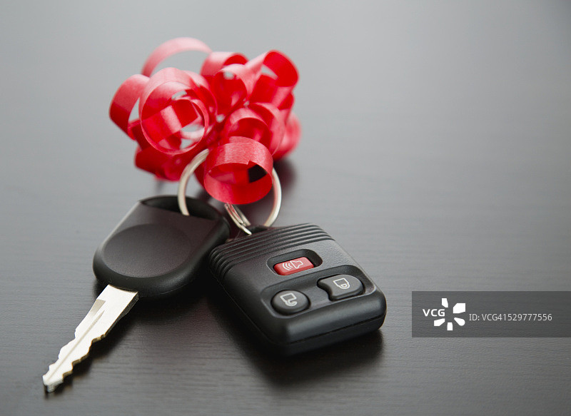 带礼品蝴蝶结的汽车钥匙图片素材