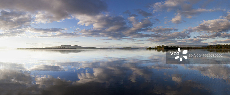 湖中云彩的倒影，美国新罕布什尔州库斯县图片素材