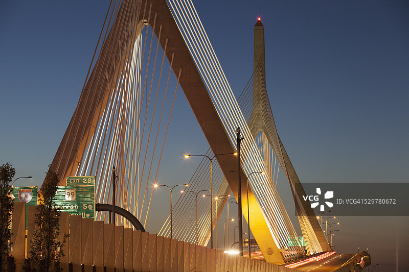 黄昏时亮起的悬索桥，伦纳德·P·扎基姆邦克山大桥，美国马萨诸塞州波士顿图片素材