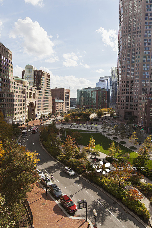 城市中的摩天大楼，美国马萨诸塞州波士顿市罗斯肯尼迪绿道与波士顿港酒店图片素材