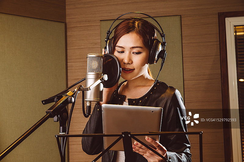年轻女子在录音室录制人声图片素材