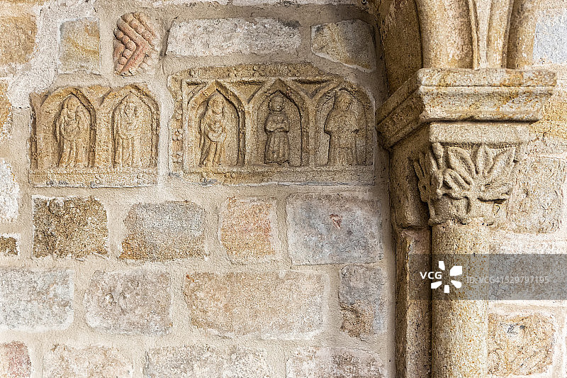 回廊中的罗马式细节图片素材