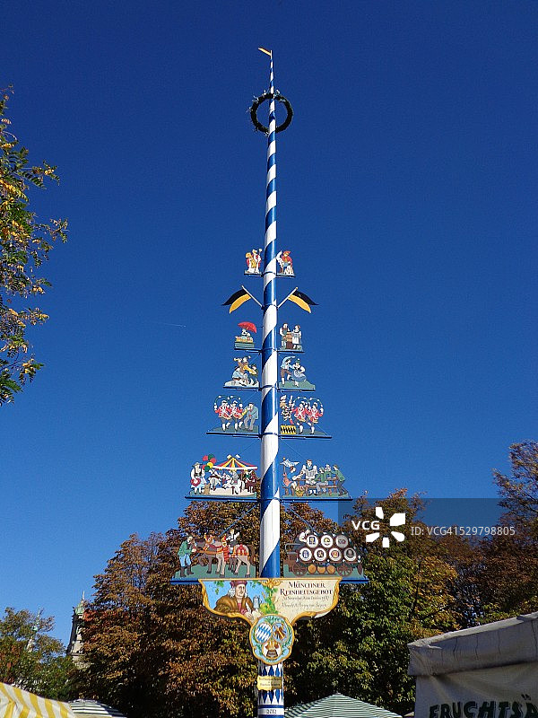 德国慕尼黑维克图阿里安市场上的五月柱图片素材