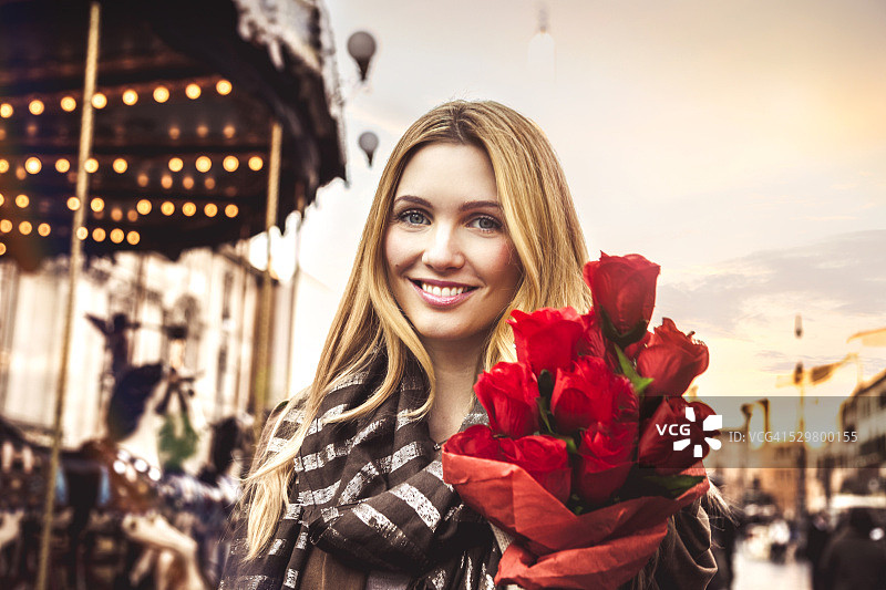 手捧红色玫瑰的女人图片素材
