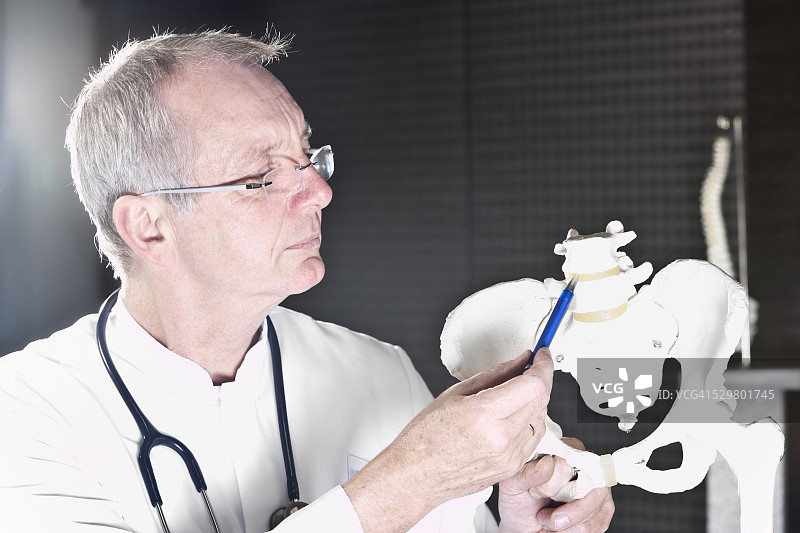 医生指向铁饼图片素材