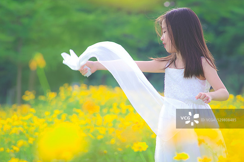 花与小女孩图片素材