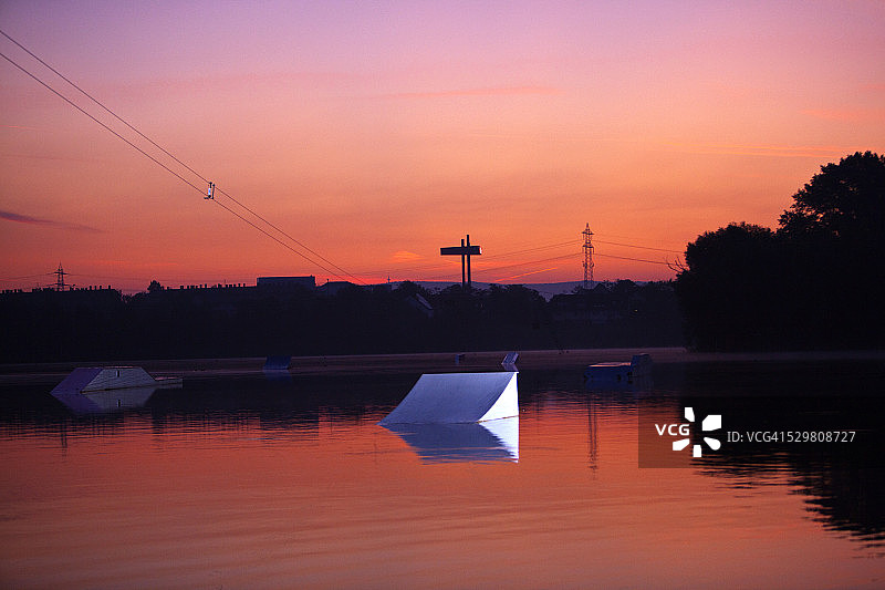 带跳台的湖景图片素材