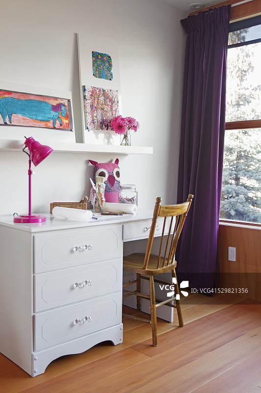 带书桌的儿童房图片素材