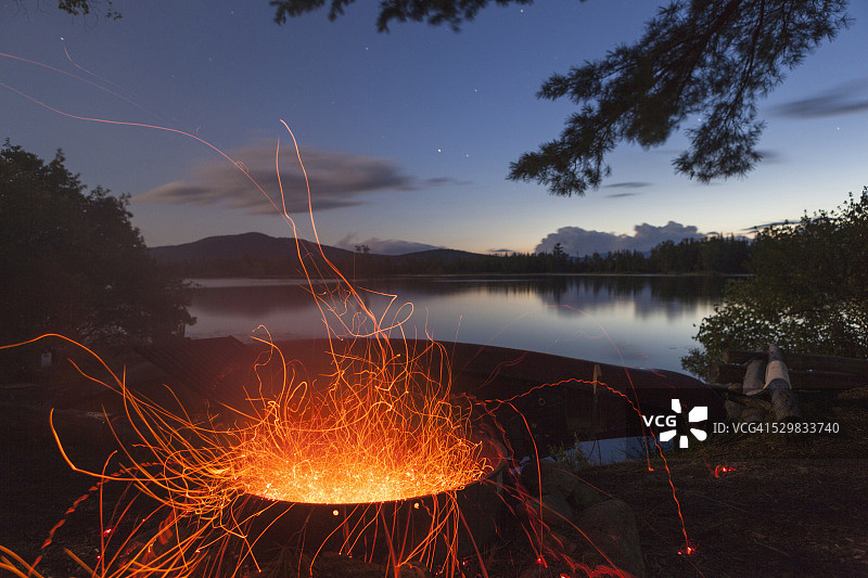 傍晚时分在新罕布什尔州Umbagog湖畔岛屿上的篝火图片素材
