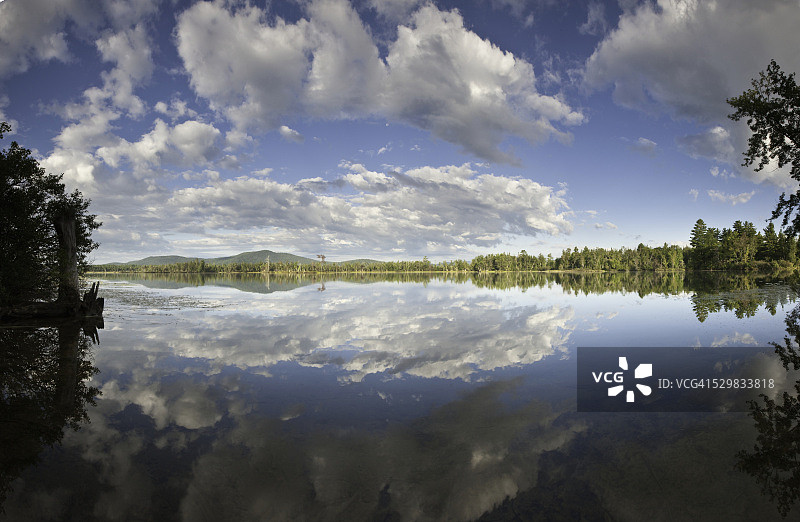 新罕布什尔州，美国，安巴戈格湖中云朵的倒影图片素材