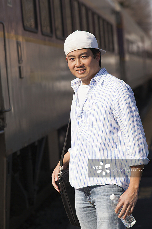 中国学生站在通勤列车旁图片素材