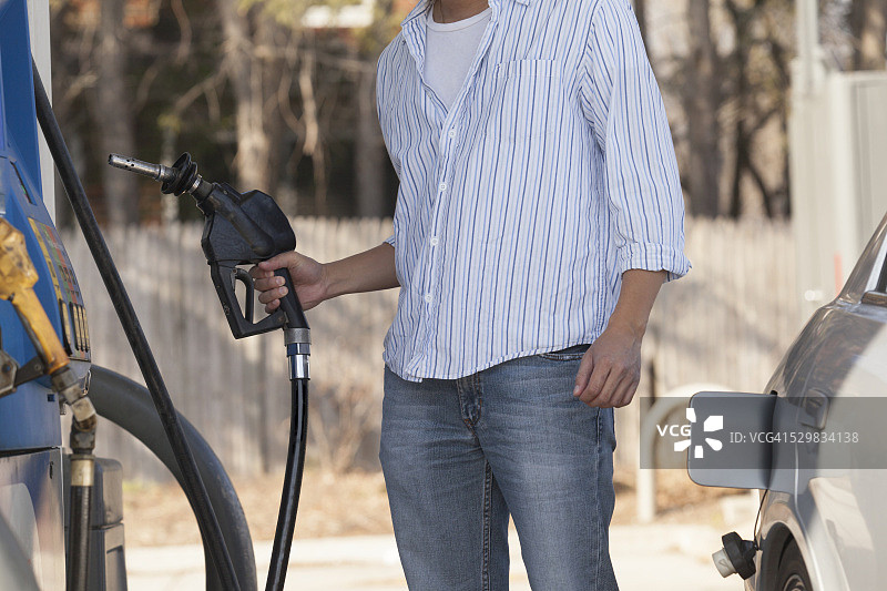 男人在加油站给汽车加油图片素材