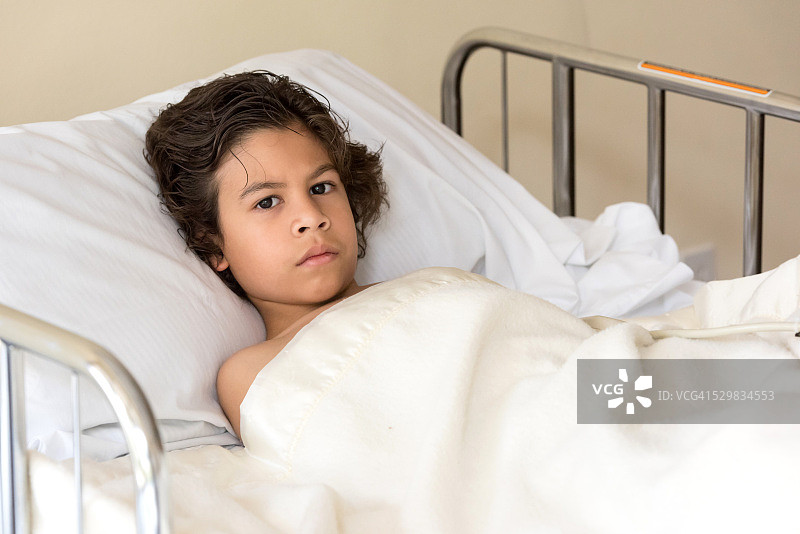 在医院病床上的儿童图片素材