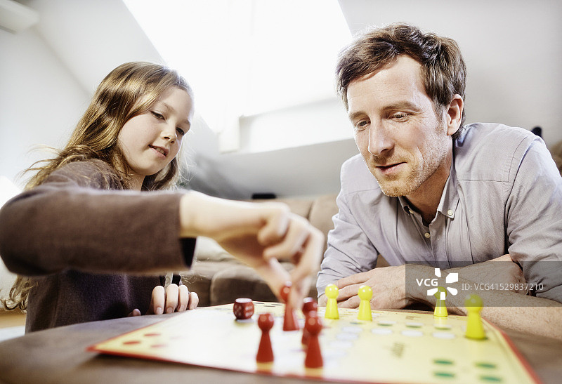 父女玩飞行棋图片素材