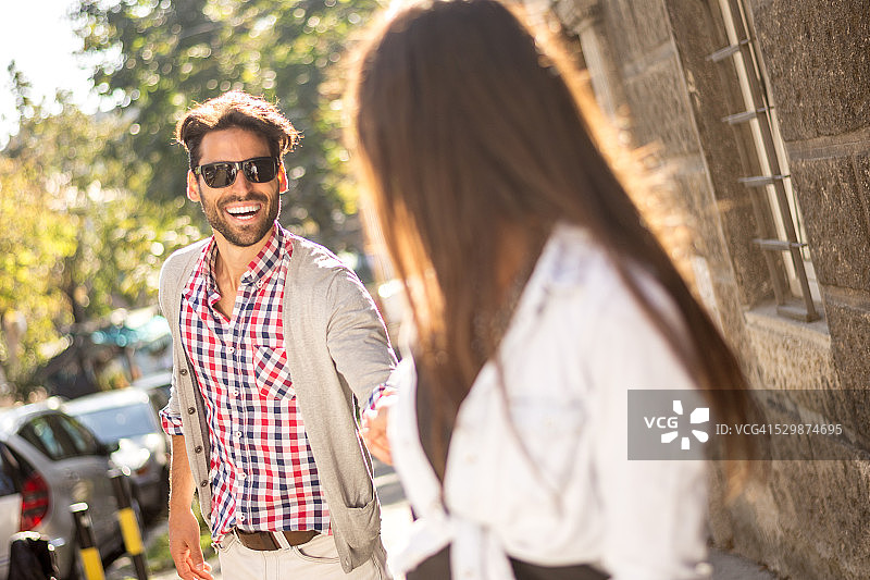 女人在街上拉着一个男人图片素材
