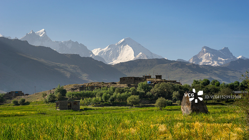 夏季卡吉尔地区的Nun和Khun山峰图片素材