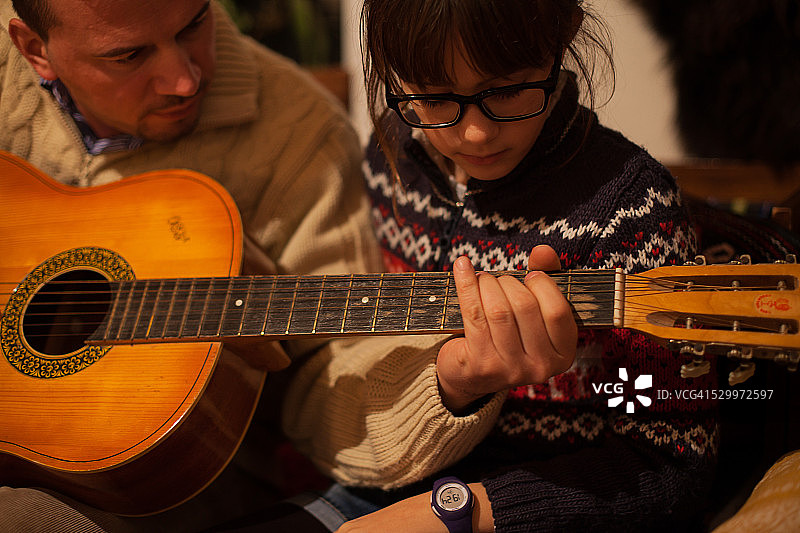 父女吉他课图片素材