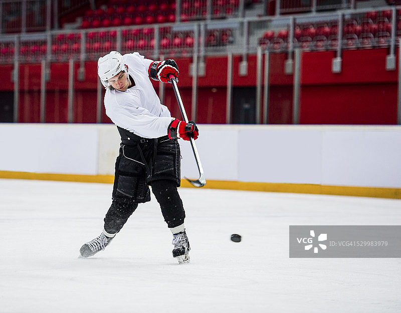 冰球运动员射门图片素材