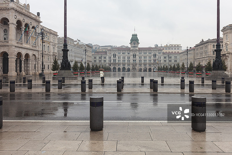 雨天，孤独的女子在意大利统一广场撑伞图片素材