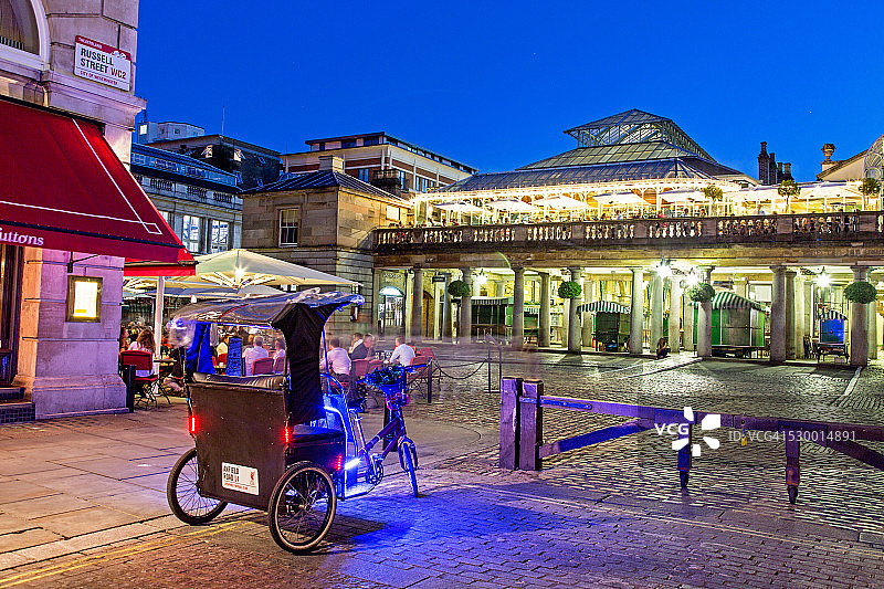 伦敦科文特花园广场的脚踏人力车图片素材