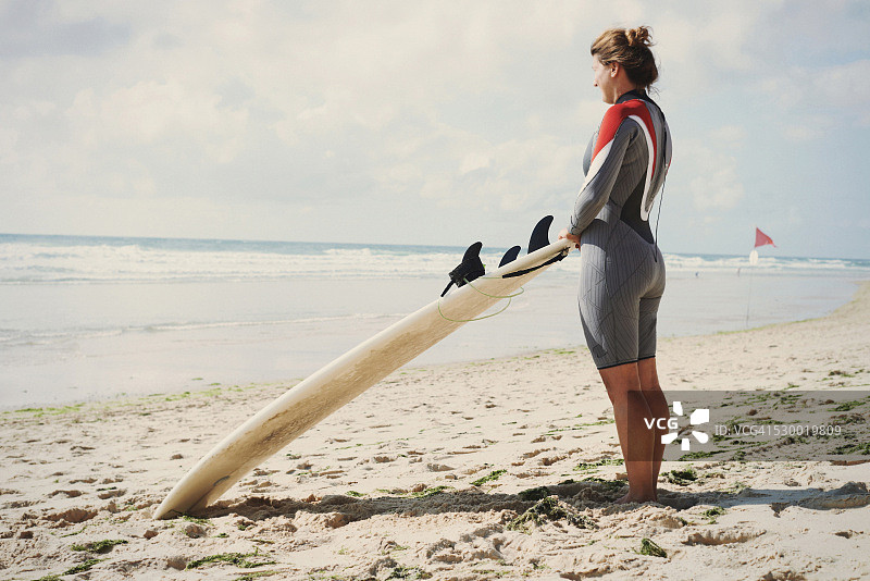 带着冲浪板在法国拉卡诺海滩的冲浪者图片素材