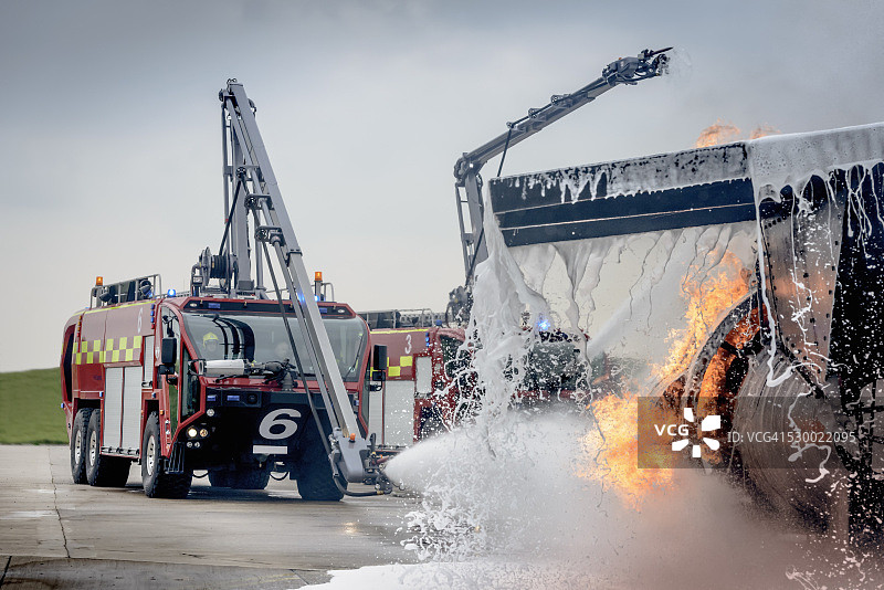 消防车在机场训练设施中模拟灭火图片素材