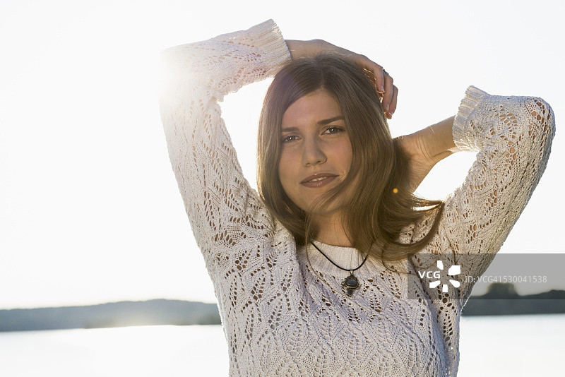 日落时分的年轻漂亮女子肖像图片素材