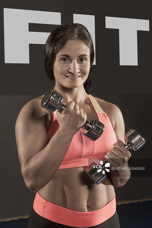 健壮女子杠铃训练图片素材