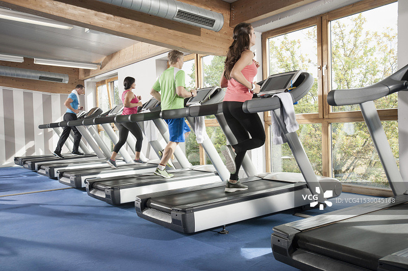 健身工作室团体运动跑步机（男女）图片素材