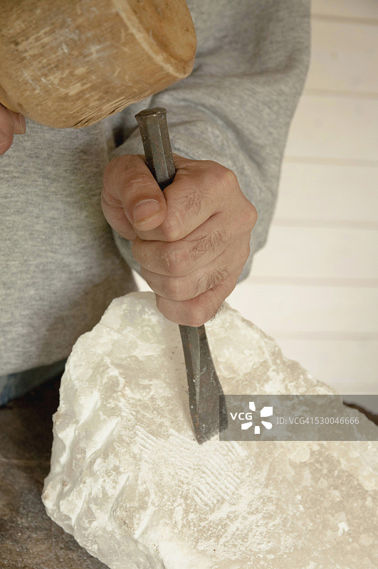 雕刻皂石的中年男人图片素材