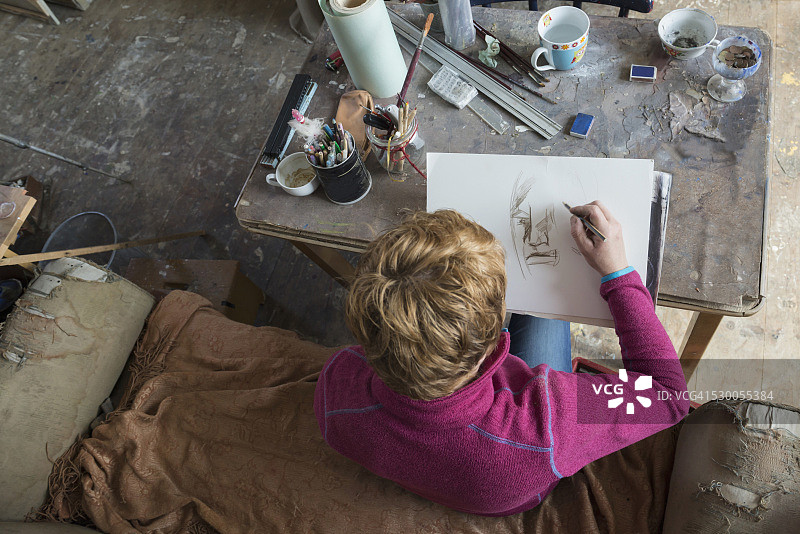 在德国巴伐利亚艺术工作室中进行素描的女艺术家图片素材