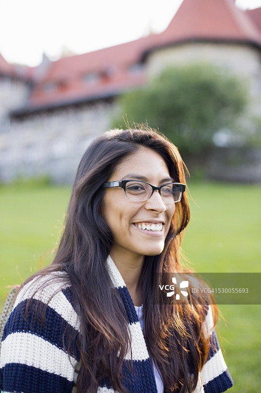 戴眼镜的微笑学生图片素材
