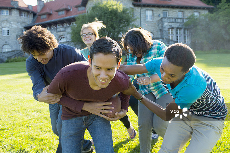 学生们在玩美式橄榄球图片素材