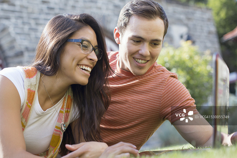 年轻夫妇使用笔记本电脑图片素材