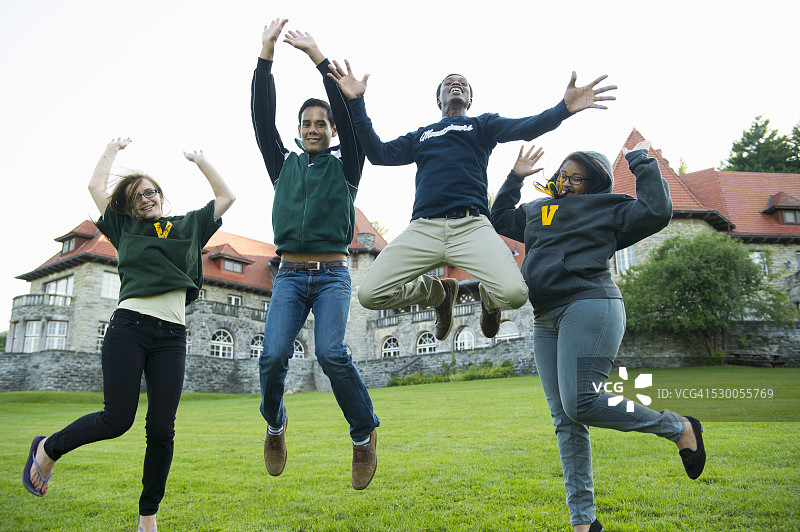 半空中跳跃的四个朋友图片素材