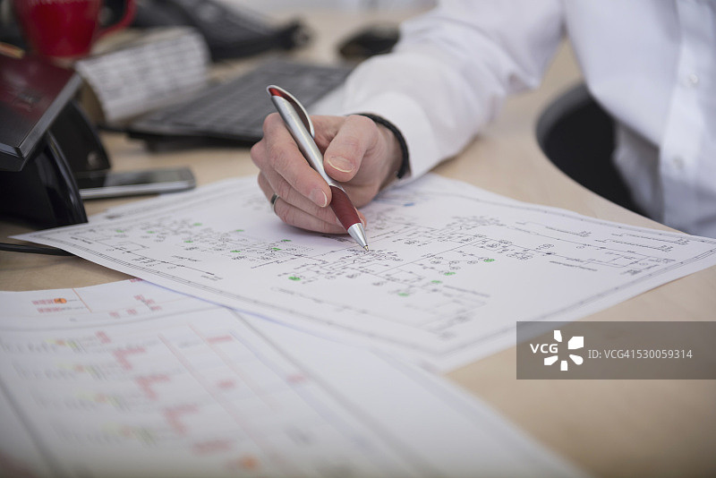 工程师分析线路图，德国巴伐利亚慕尼黑图片素材