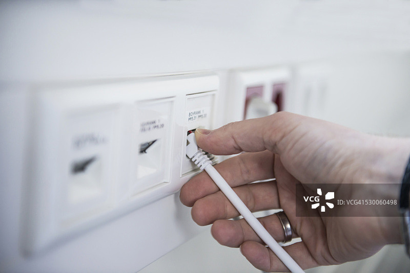 修理网线的男子特写图片素材