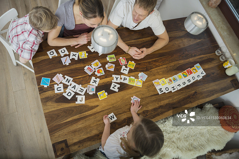 在客厅里一起玩游戏的一家人图片素材