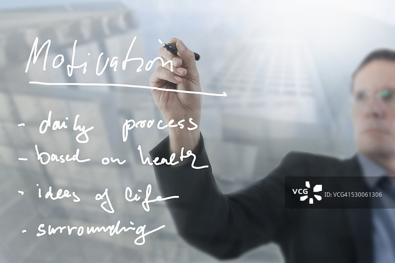 在透明板上书写的商人，德国巴伐利亚图片素材